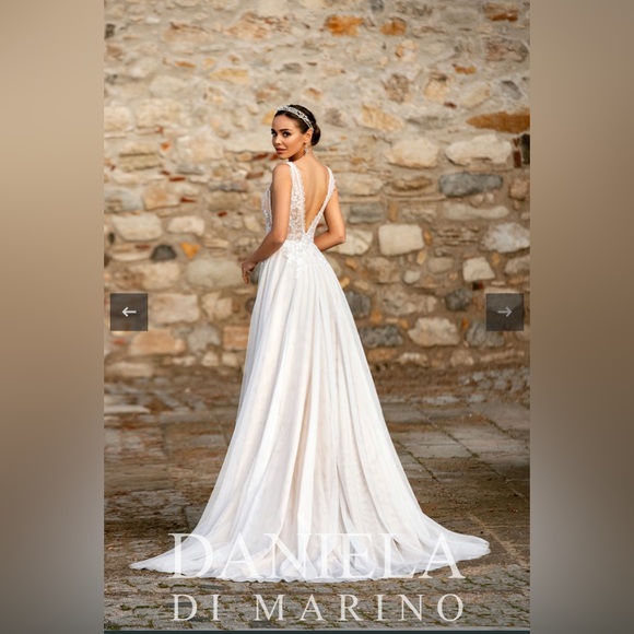 Wedding dress - Picture 2 of 3